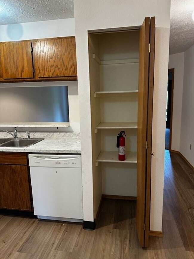 Building Photo - Fresh Paint and New Flooring!   Great loca...
