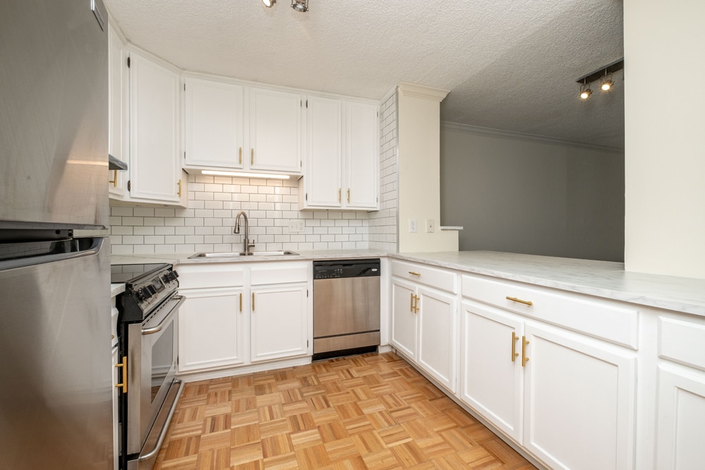 Kitchen - 3470 S Poplar St