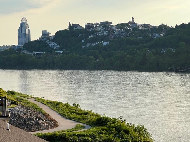 Building Photo - 617 Manhattan Blvd