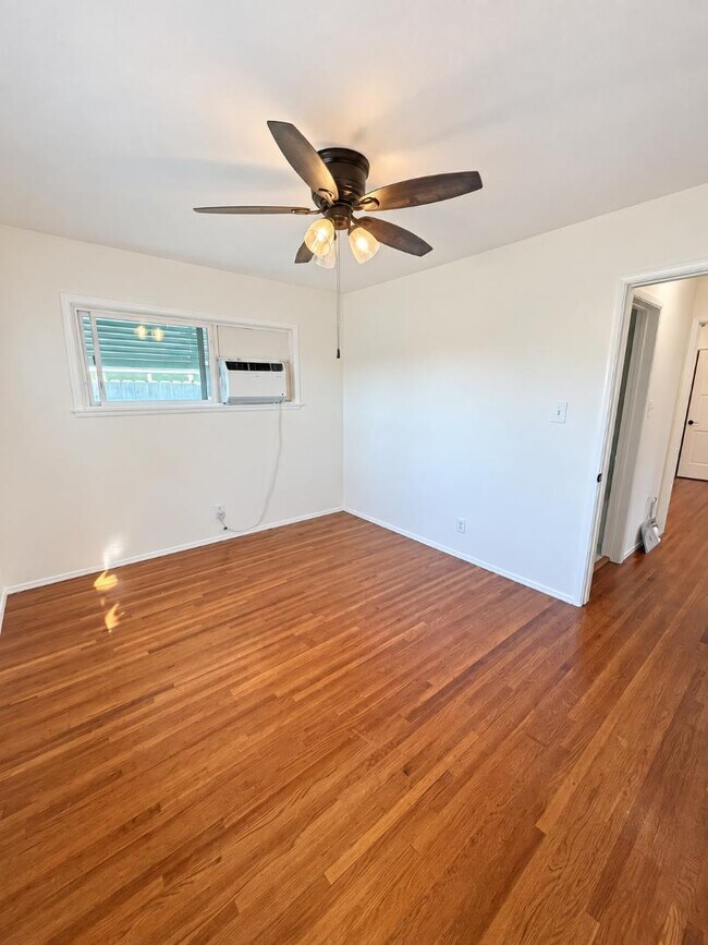 Building Photo - 12811 Oxnard St