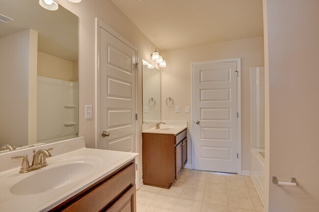 Building Photo - 5014 Vine Ln
