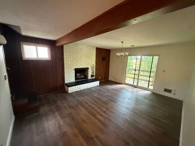 Building Photo - 3 bed 2 bath home for rent