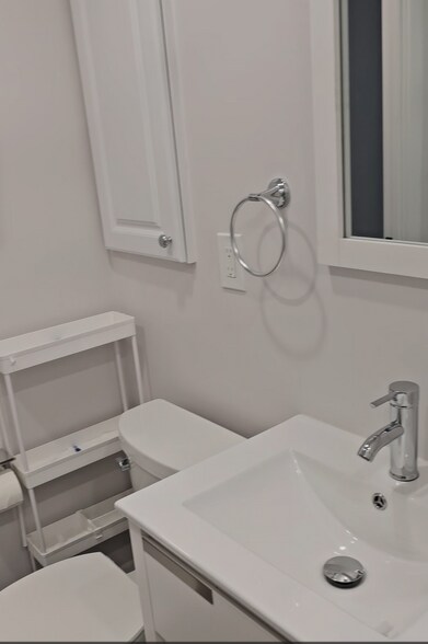 toilet/sink - 10201 Grosvenor Plz