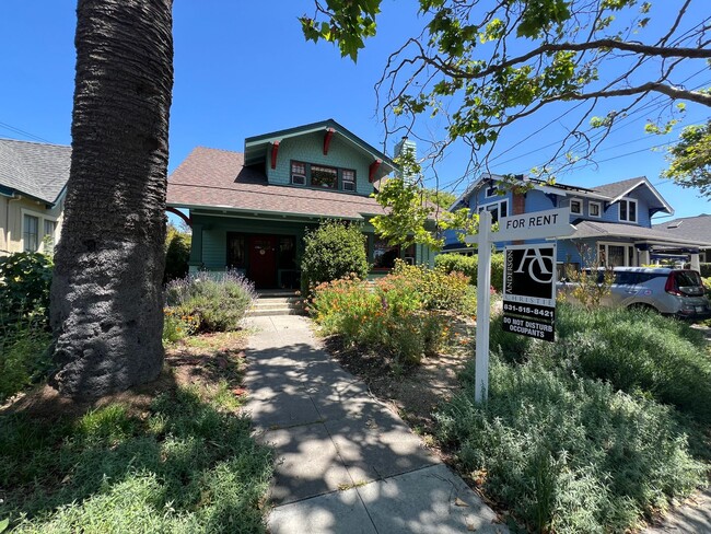 Building Photo - Charming 1910 Craftsman Home – 3BR/2BA + B...
