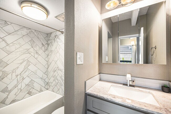 Building Photo - Spacious 1 bedroom home in the heart of Capital Hill! 1 Reserved Parking Space and Storage Unit!