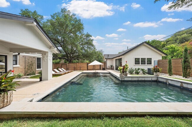 Building Photo - 3 Bedroom 2.5 Bathroom Home w/ 1 Bedroom 1 Bathroom Guest House & Pool!!