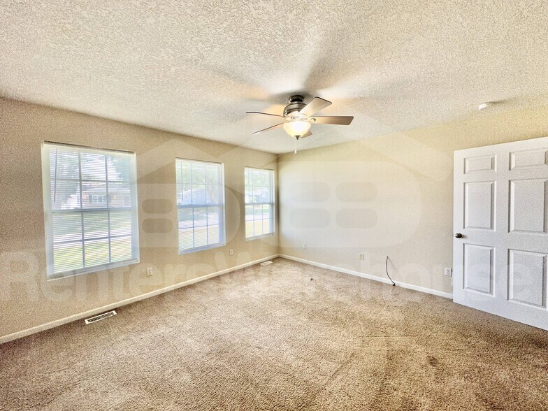 Building Photo - 300 W North St