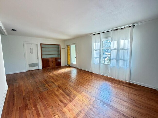 Building Photo - 6004 Woodview Ave