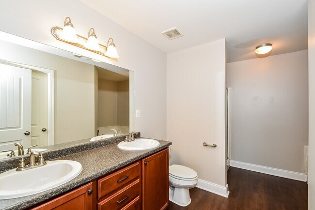 Building Photo - 2952 N Hartland Dr