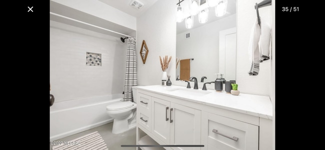 Building Photo - Gorgeous Remodeled Home w/Community Pool i...