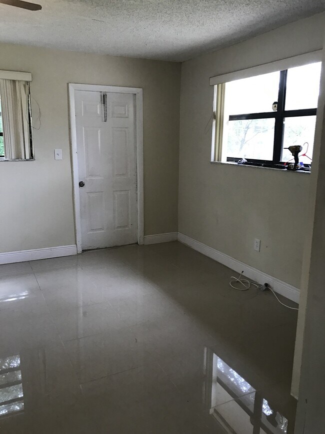 Building Photo - Nice 5-2 house in Dania