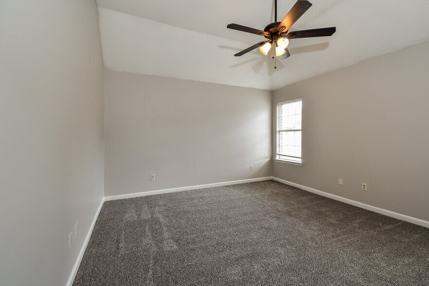 Building Photo - 8238 Regal Bend Dr