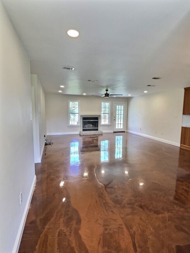 Building Photo - 3 BD Home with 30 x 40 Shop with Four 10 x 12 Attached Stalls