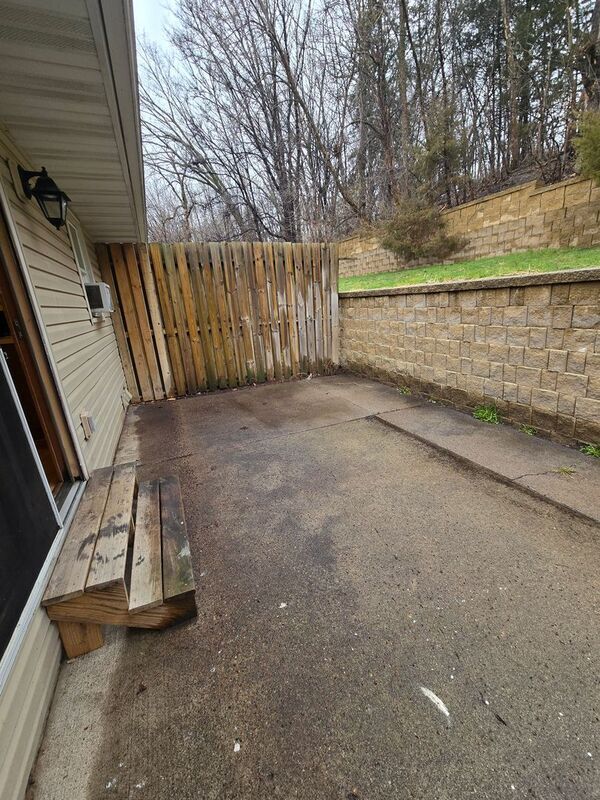 Building Photo - 8627/8635 Woodlawn Dr