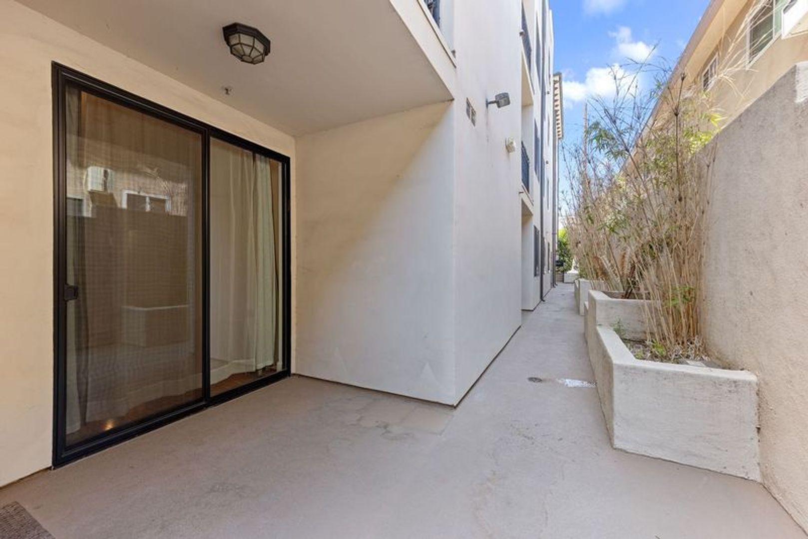 Building Photo - Modern 3 Bed, 2 Bath Condo for Lease – 1,320 Sq Ft – Prime Sherman Oaks Location