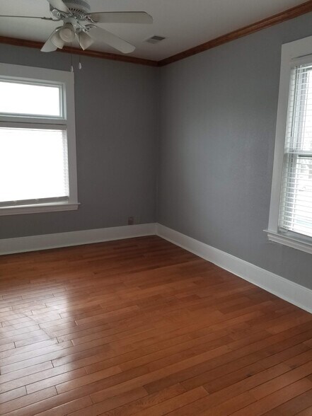 living - 2208 27th Ave S