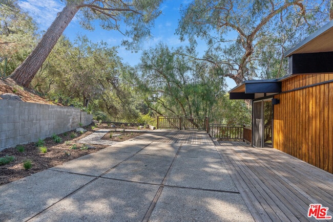 Building Photo - 1404 Oak Grove Dr