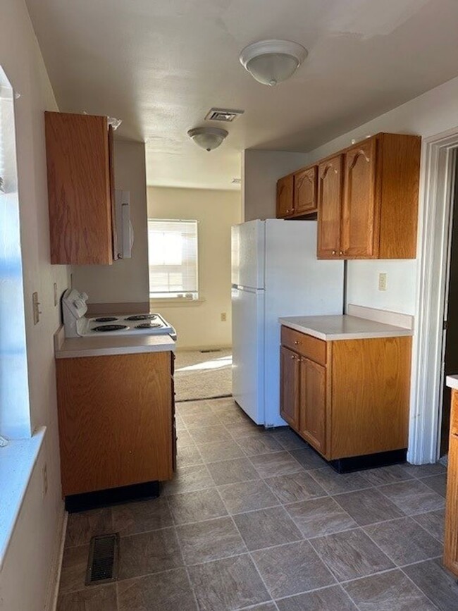 Building Photo - Welcome to this 1st Floor 1 Bedroom 1 Bath...