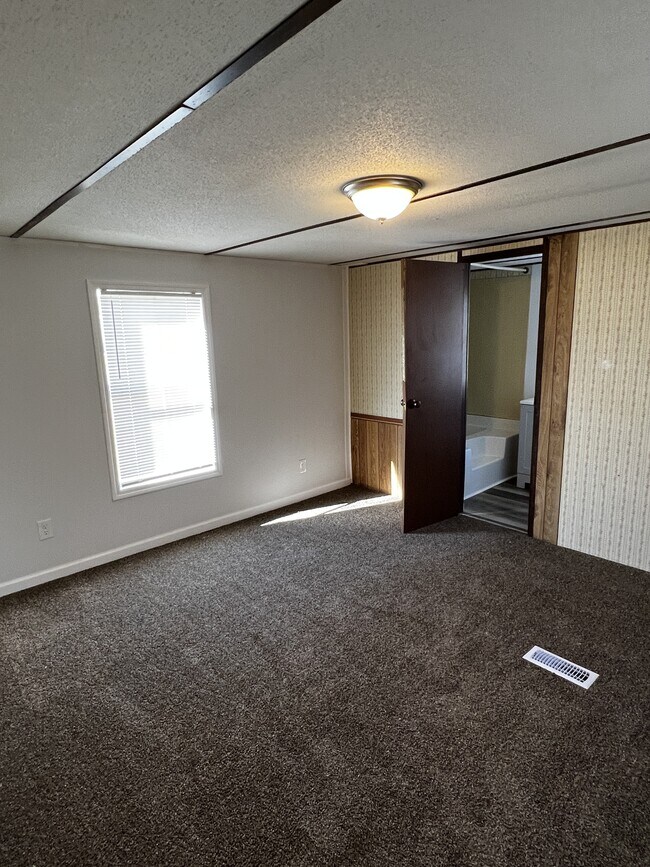 Building Photo - 312 Becky Ln