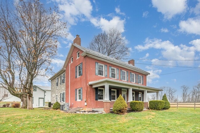 Building Photo - Beautiful updated 3/4 bedroom farmhouse