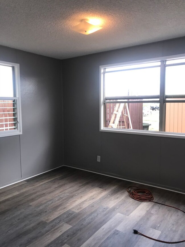 Building Photo - 3/1 Duplex | Single level home | 2 car car...