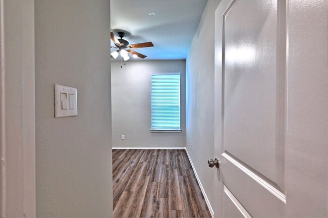 Building Photo - 11552 Persimmon St