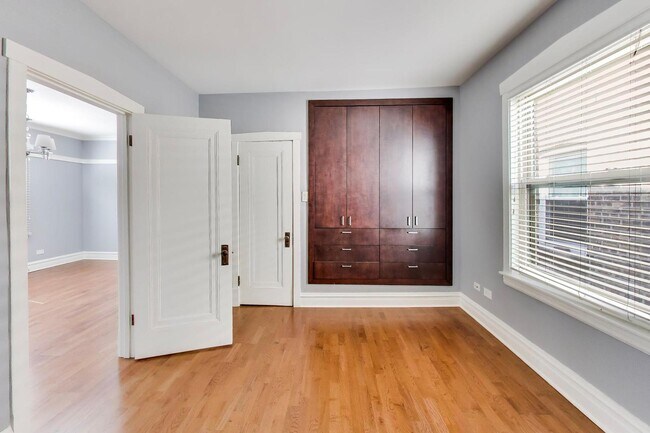 Building Photo - 3837 N Sawyer Ave