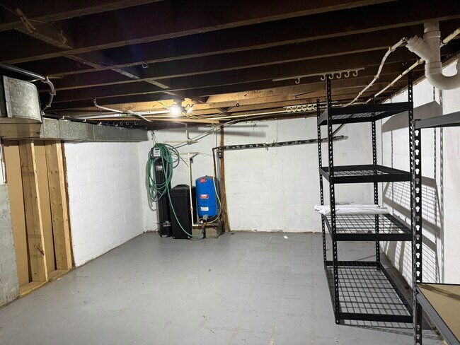 Building Photo - 10012 Ellis Rd