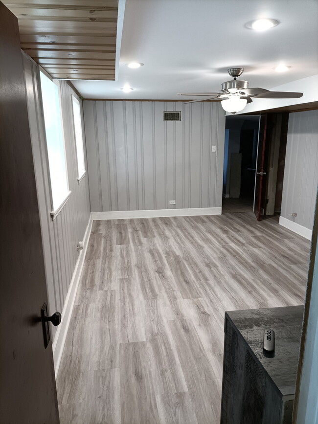 Building Photo - 8227 S Chappel Ave