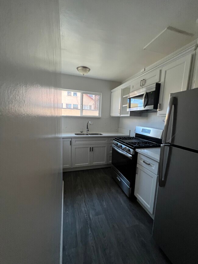 Building Photo - 6128 De Longpre Ave