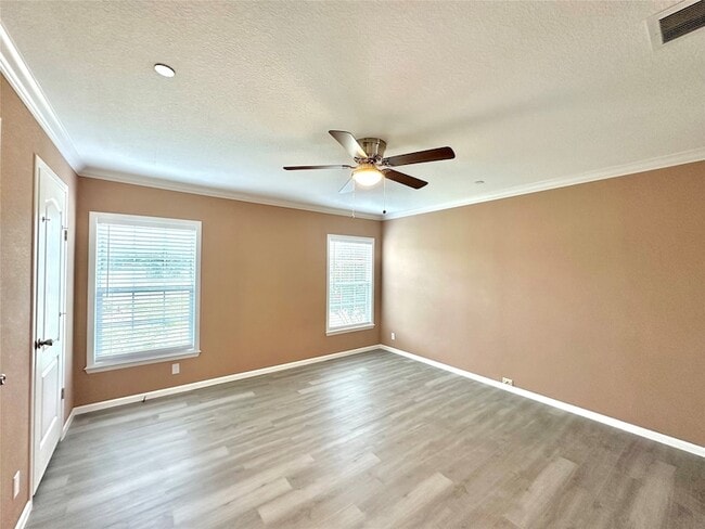 Building Photo - 831 Country Club Rd