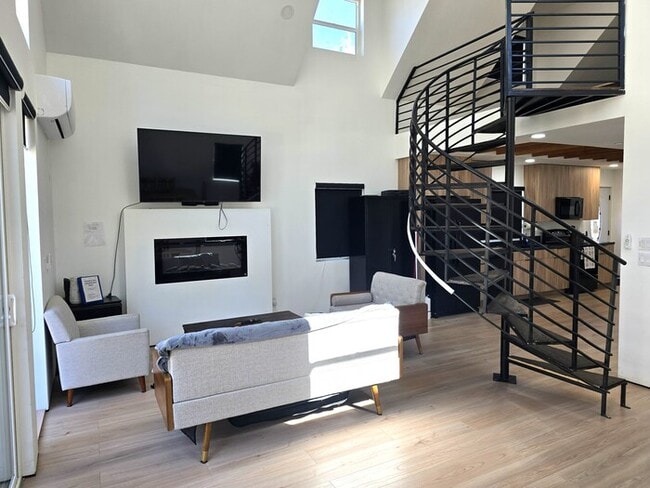 Building Photo - Newer Modern-Style 2 Bed / 2 Bath + Loft