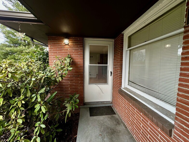 Building Photo - 8311 Bridgeport Way SW