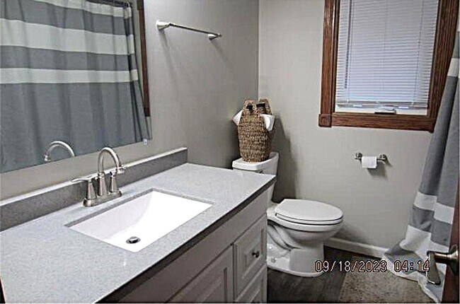 Building Photo - 4 Bedroom, 2,5 bath Duplex