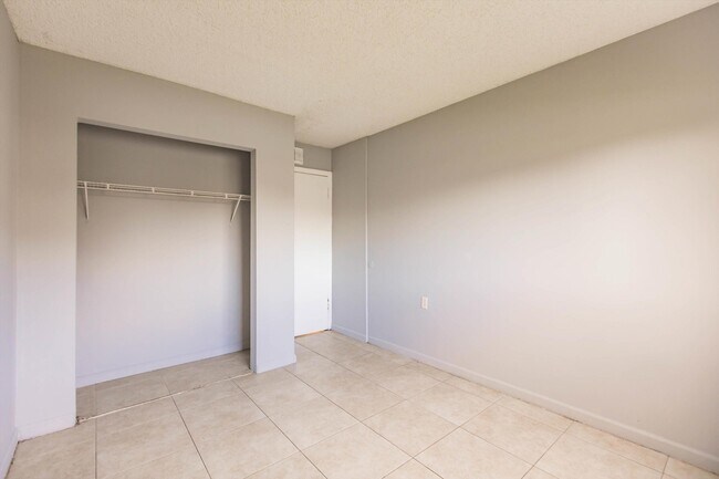 Building Photo - 1140 Lake Victoria Dr