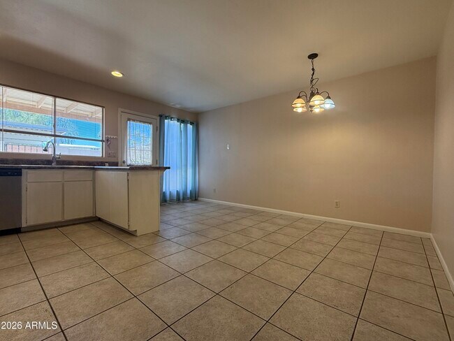 Building Photo - 2231 W Fremont Dr
