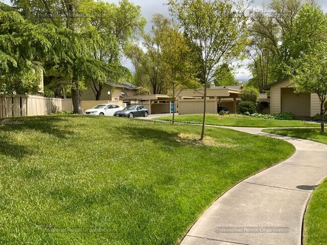 Building Photo - Single level condo in one of the nicest developments in Bennett Valley