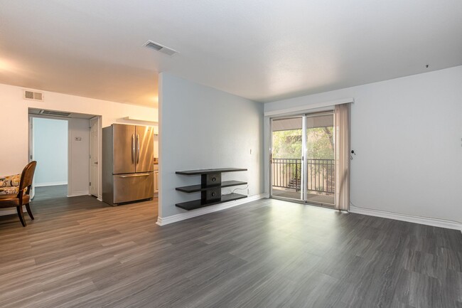 Building Photo - BEAUTIFUL SINGLE BED & BATH APARTMENT LOCA...