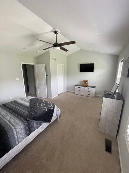 Building Photo - 680 Freedom Dr