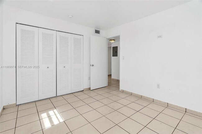 Building Photo - 3945 SW 89th Ave