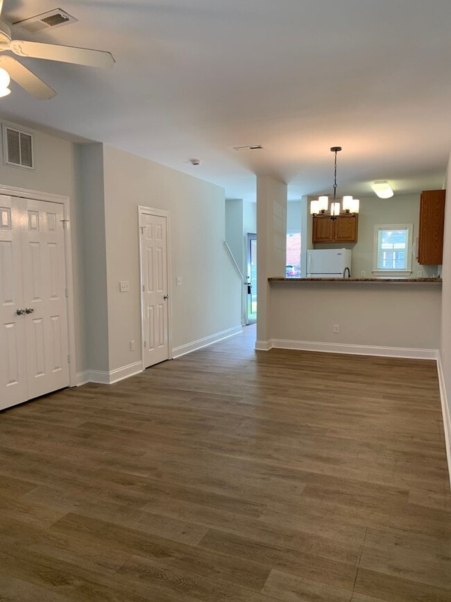 Building Photo - 2 Bedroom 1.5 Bath Townhome in Pleasant Gr...