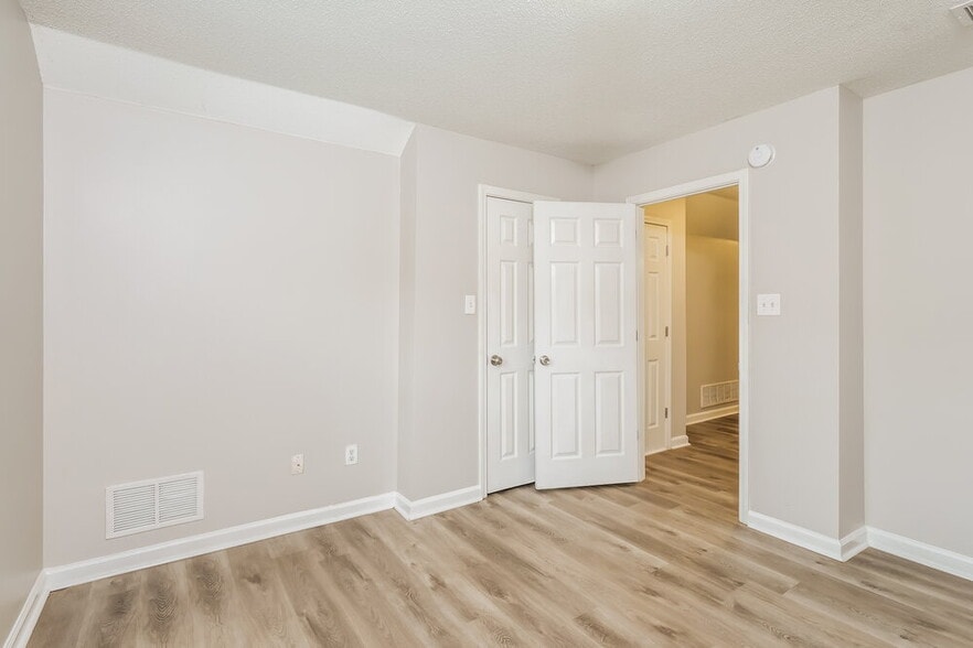 Building Photo - 8793 5 Oaks Dr W