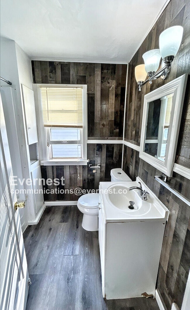 Building Photo - 3 Bed, 1 Bath Home with Great Space / Avai...