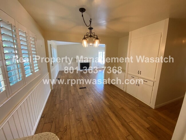 Building Photo - Come see this amazing 5 bedroom, 2 bath home