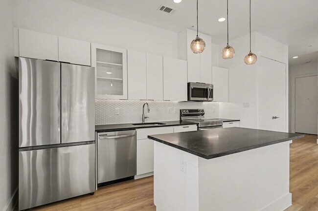 Building Photo - 2217 N Fitzhugh Ave