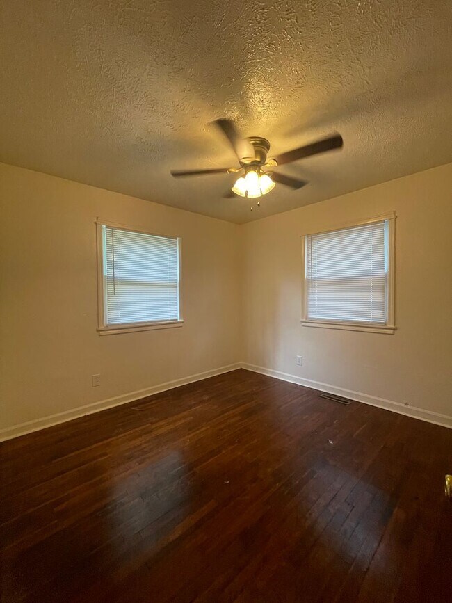 Building Photo - 307 W McGee St