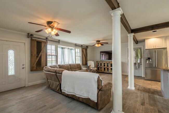 Building Photo - Knoxville 37918 - 2 Bedroom, 1 Bath, Ranch in Fountain City - Call or text Ryan Fogarty (865) 333...