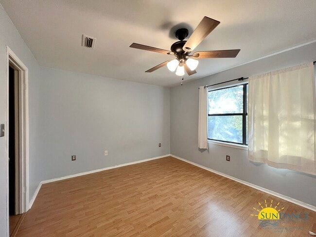 Building Photo - End unit 2 Bedroom Townhome with nice upda...