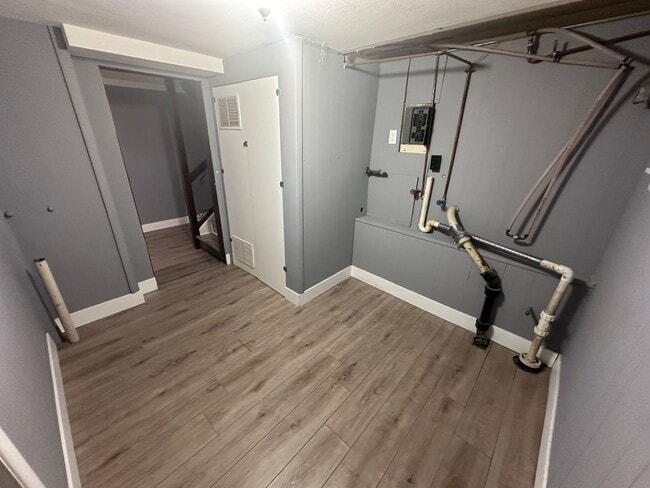 Building Photo - $1445 - 3 bedroom/ 1.5 bathroom - Beautifu...