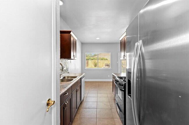 Building Photo - 1207 York Castle Dr